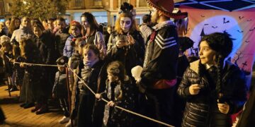 Peñaranda vive la noche más terrorífica del año en su gran fiesta de Halloween con desfile de disfraces y pócima hirviendo