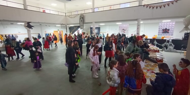 La Ampa del colegio Gabriel y Galán de Villoria celebra una fiesta de Halloween en el centro cívico con gran participación