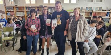 Ben Clark, en el instituto de Peñaranda: «no es cierto que a los alumnos no les guste la literatura, lo que pasa es que muchas veces se les presenta como algo muy lejano»