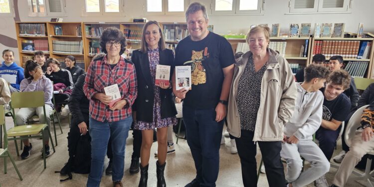 Ben Clark, en el instituto de Peñaranda: «no es cierto que a los alumnos no les guste la literatura, lo que pasa es que muchas veces se les presenta como algo muy lejano»