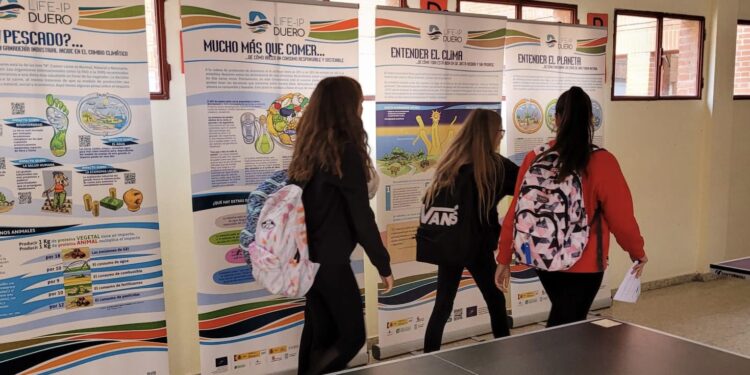 El IES Germán Sánchez Ruipérez de Peñaranda acoge una muestra sobre agua, agricultura, alimentación y calentamiento global