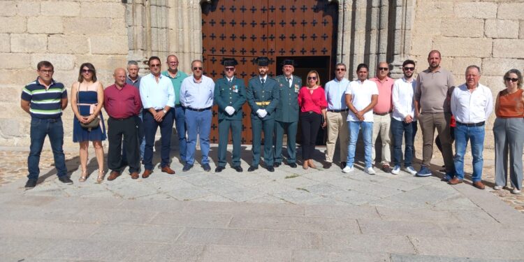 Vivas a la Guardia Civil en Macotera durante su fiesta anual con la eucaristía presidida por la Virgen del Pilar y el posterior convite