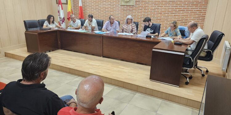 Macotera acuerda por unanimidad bajar de 80 a 60 euros la asignación a los concejales por su asistencia a los plenos