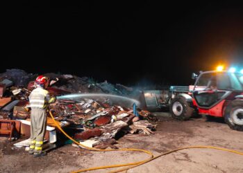 Los Bomberos de Peñaranda y Villares sofocan en la noche del jueves un incendio declarado en el Punto Limpio de Macotera