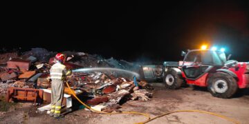 Los Bomberos de Peñaranda y Villares sofocan en la noche del jueves un incendio declarado en el Punto Limpio de Macotera