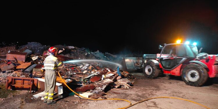Los Bomberos de Peñaranda y Villares sofocan en la noche del jueves un incendio declarado en el Punto Limpio de Macotera