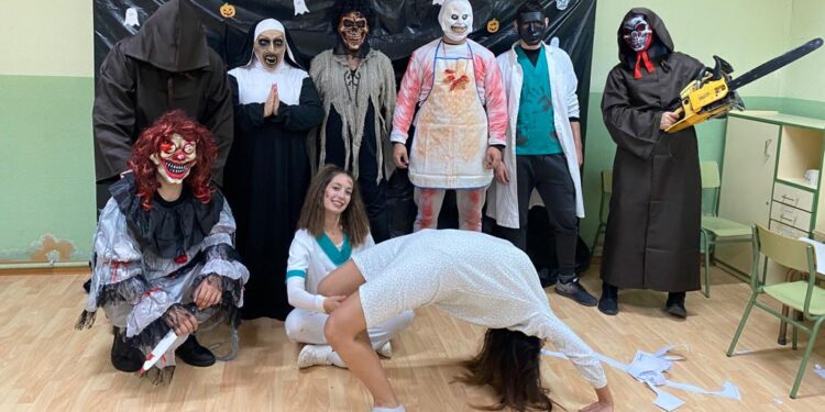 Los jóvenes de Palaciosrubios organizan una gran fiesta de Halloween que logra un rotundo éxito de participación