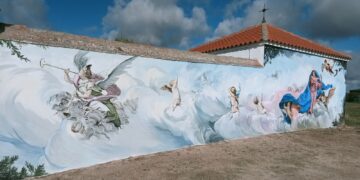 Palaciosrubios luce ya en su cementerio la obra mural creada por Marta Arroyo representando la Asunción de la Virgen María