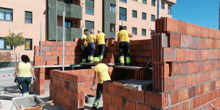 Peñaranda suma un nuevo espacio de ocio vecinal gracias al trabajo de los talleres de empleo de Albañilería y Jardinería