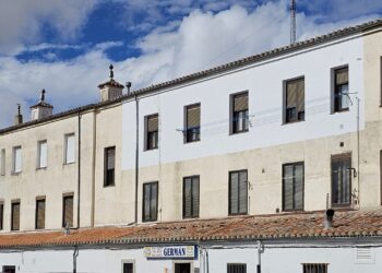 Peñaranda se queda sin acuerdo general para arreglar la plaza Nueva y los vecinos empiezan a pintar fachadas por su cuenta