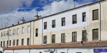 Peñaranda se queda sin acuerdo general para arreglar la plaza Nueva y los vecinos empiezan a pintar fachadas por su cuenta