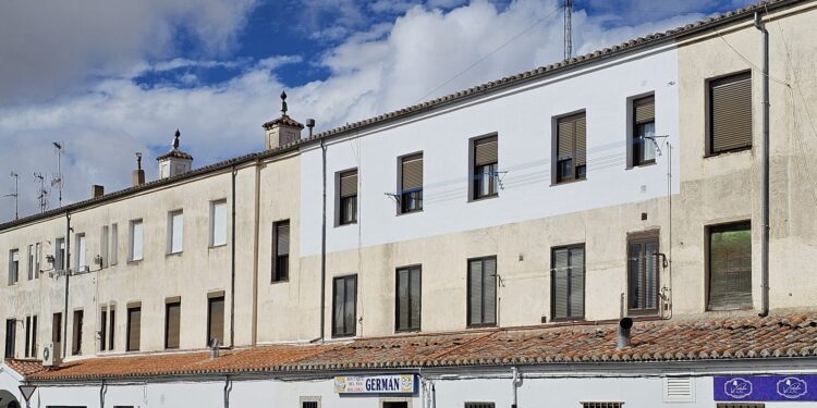 Peñaranda se queda sin acuerdo general para arreglar la plaza Nueva y los vecinos empiezan a pintar fachadas por su cuenta