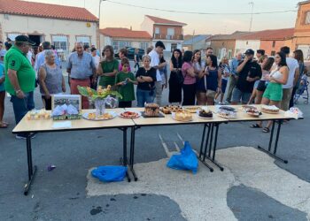 Poveda de las Cintas vive una tarde festiva a lo «Top chef» con los concursos de tortillas y postres en la plaza de España