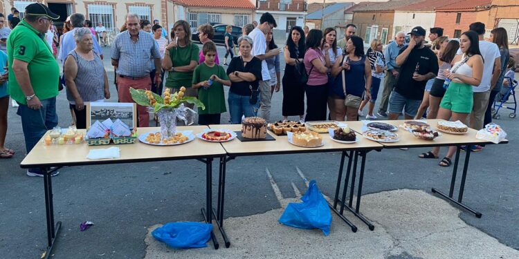 Poveda de las Cintas vive una tarde festiva a lo «Top chef» con los concursos de tortillas y postres en la plaza de España