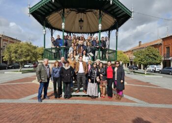 La quinta del 73 celebra su primer reencuentro en Peñaranda con una gran fiesta y la tradicional foto en el templete de la plaza