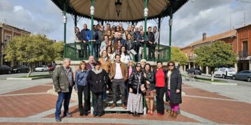 La quinta del 73 celebra su primer reencuentro en Peñaranda con una gran fiesta y la tradicional foto en el templete de la plaza