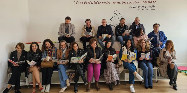 La quinta del 73 celebra su primer reencuentro en Peñaranda con una gran fiesta y la tradicional foto en el templete de la plaza