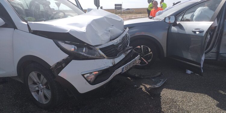 Nuevo accidente en el cruce de Riolobos con cuatro heridos, dos vehículos implicados y la intervención de sanitarios y Guardia Civil