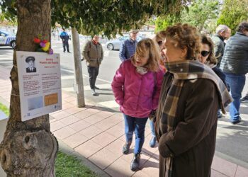 Peñaranda recuerda a Benito Martín del Águila, víctima del nazismo, con flores, poemas y una piedra de la memoria