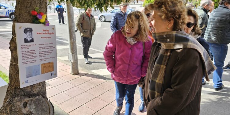 Peñaranda recuerda a Benito Martín del Águila, víctima del nazismo, con flores, poemas y una piedra de la memoria