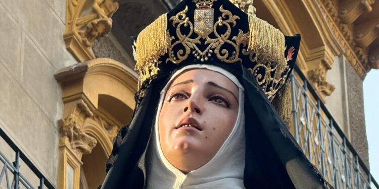 Las cofradías de Peñaranda participan en la procesión de Santa Teresa de Jesús en Salamanca en la clausura del Año Jubilar