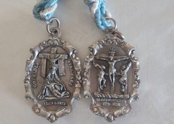 Peñaranda reunirá en la iglesia de San Luis una exposición con 600 medallas de la Vera Cruz de casi una veintena de países