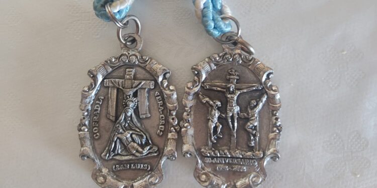 Peñaranda reunirá en la iglesia de San Luis una exposición con 600 medallas de la Vera Cruz de casi una veintena de países