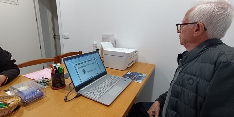 El Ayuntamiento de Villoria dona a la asociación de mayores San Pedro un nuevo equipo informático de ordenador e impresora