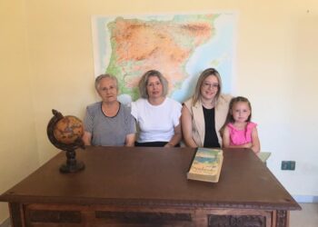 Villoruela abre los actos conmemorativos del 90 aniversario de sus escuelas con un original photocall a la antigua usanza