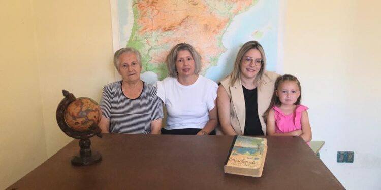 Villoruela abre los actos conmemorativos del 90 aniversario de sus escuelas con un original photocall a la antigua usanza