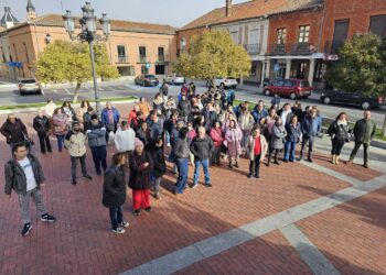 Peñaranda muestra su repulsa a la violencia de género con una concentración frente al templete y la lectura de un manifiesto