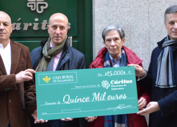 Caja Rural dona 15.000€ a Cáritas para apoyar el programa de atención a personas sin hogar en el centro Padre Damián