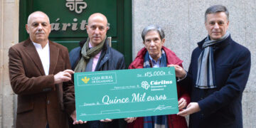 Caja Rural dona 15.000€ a Cáritas para apoyar el programa de atención a personas sin hogar en el centro Padre Damián