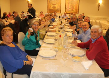 La asociación de mayores de Villaflores celebra su fiesta anual con misa en la localidad y una comida y baile en Peñaranda