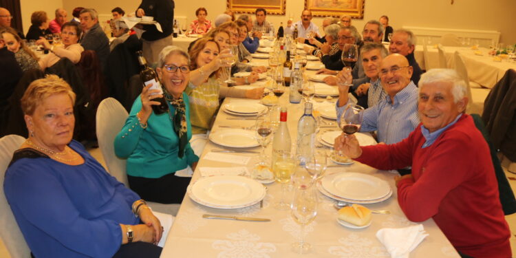 La asociación de mayores de Villaflores celebra su fiesta anual con misa en la localidad y una comida y baile en Peñaranda