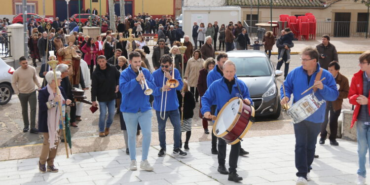 Villaflores acompaña en procesión a San Martín entre bailes típicos y con una leve tregua en medio de una lluviosa mañana