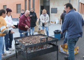 Babilafuente disfruta de una gran castañada a beneficio de la asociación Pyfano y de una proyección de cine familiar