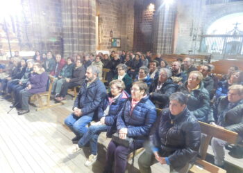 Santiago de la Puebla disfruta de la obra «Buscando a Nebrija» en el magnífico escenario de su iglesia parroquial