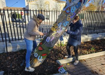 Peñaranda dice adiós al árbol de los animales en el parque La Huerta aunque se reciclarán las labores de ganchillo