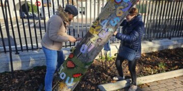 Peñaranda dice adiós al árbol de los animales en el parque La Huerta aunque se reciclarán las labores de ganchillo