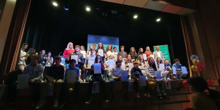 Gran fiesta para la entrega de los certificados Cambridge Awards en una ceremonia organizada por Academia Líder en Peñaranda