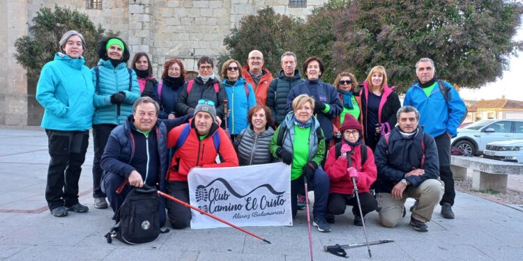El club de senderismo Camino el Cristo de Alaraz disfruta de la última ruta de este año rematada por un suculento cocido