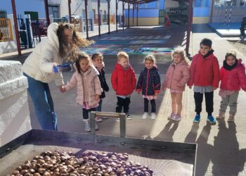 Los escolares del colegio Filiberto Villalobos de Babilafuente disfrutan de la castañada y chocolatada organizadas por la Ampa