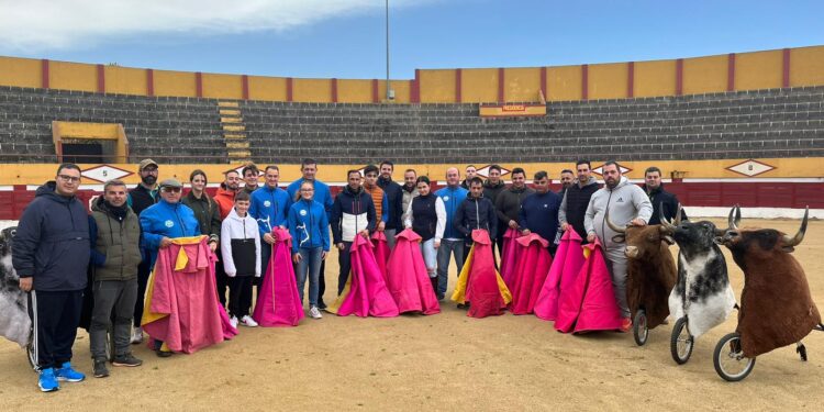 Babilafuente pone en marcha una nueva edición de las clases para aficionados prácticos del toreo de la mano de Salva Ruano