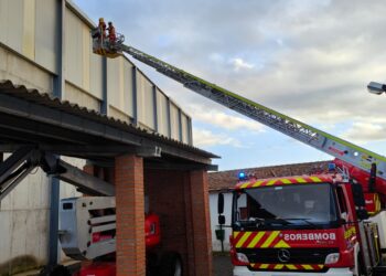 Bomberos de Peñaranda y Villares acuden a Villoruela para retirar parte de la cubierta del frontón arrancada por el fuerte viento
