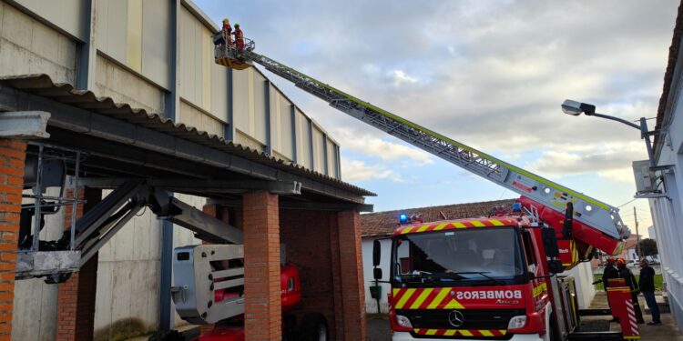 Bomberos de Peñaranda y Villares acuden a Villoruela para retirar parte de la cubierta del frontón arrancada por el fuerte viento