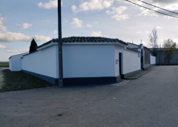 El Campo de Peñaranda mejora el cementerio con el pintado de todo el perímetro que han llevado a cabo operarios municipales