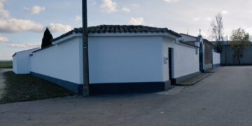 El Campo de Peñaranda mejora el cementerio con el pintado de todo el perímetro que han llevado a cabo operarios municipales