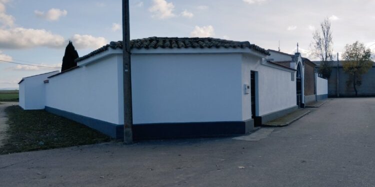 El Campo de Peñaranda mejora el cementerio con el pintado de todo el perímetro que han llevado a cabo operarios municipales
