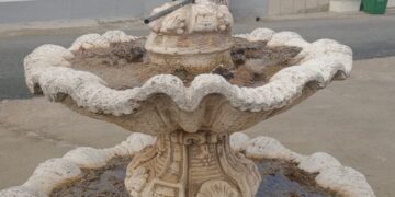 Noche «vandálica» en Cantaracillo que amanece con importantes destrozos en el bar y en la conocida fuente de los caballitos